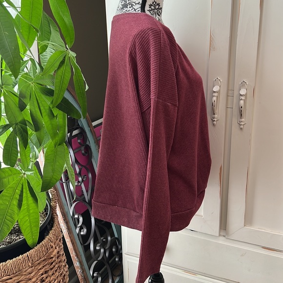 Large Old Navy Ribbed Burgundy Blouse #307 - Picture 4 of 7